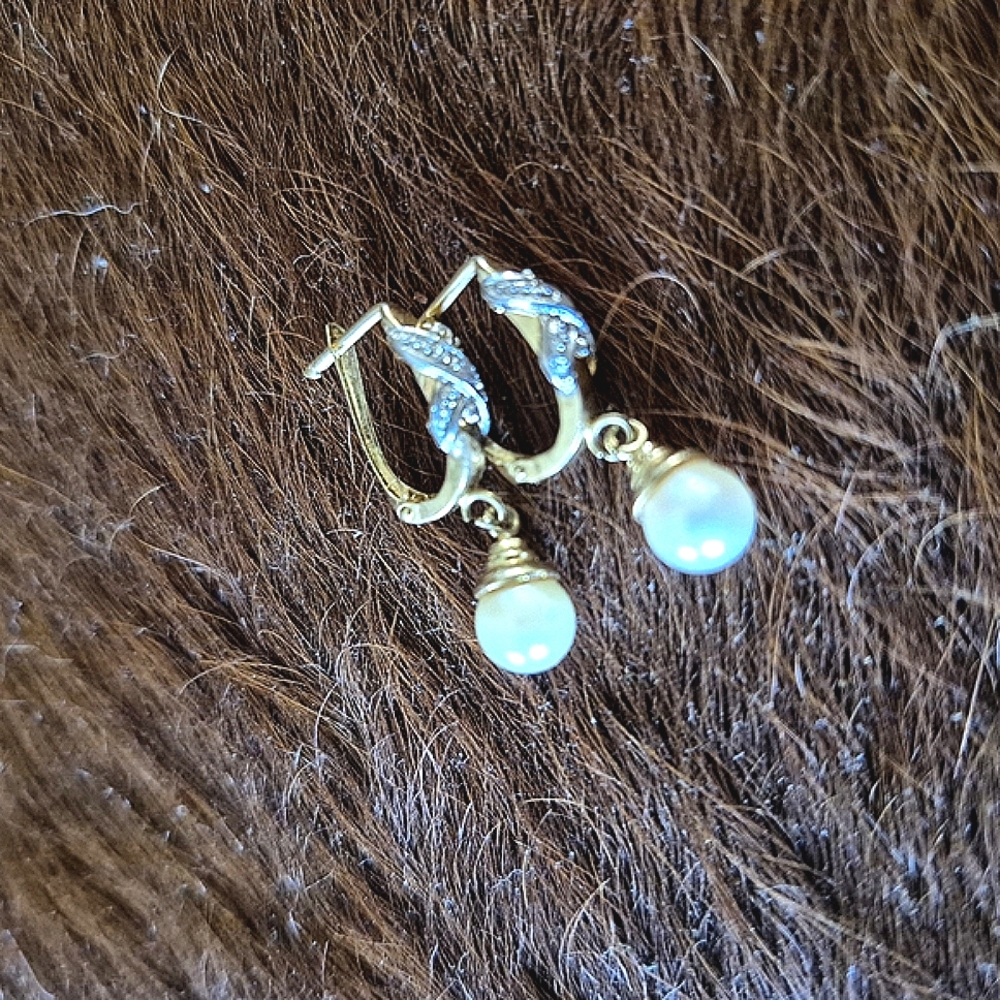COPY - MAKE AN OFFER! Vintage Classic Gold and Pearl Drop Earrings Authentic